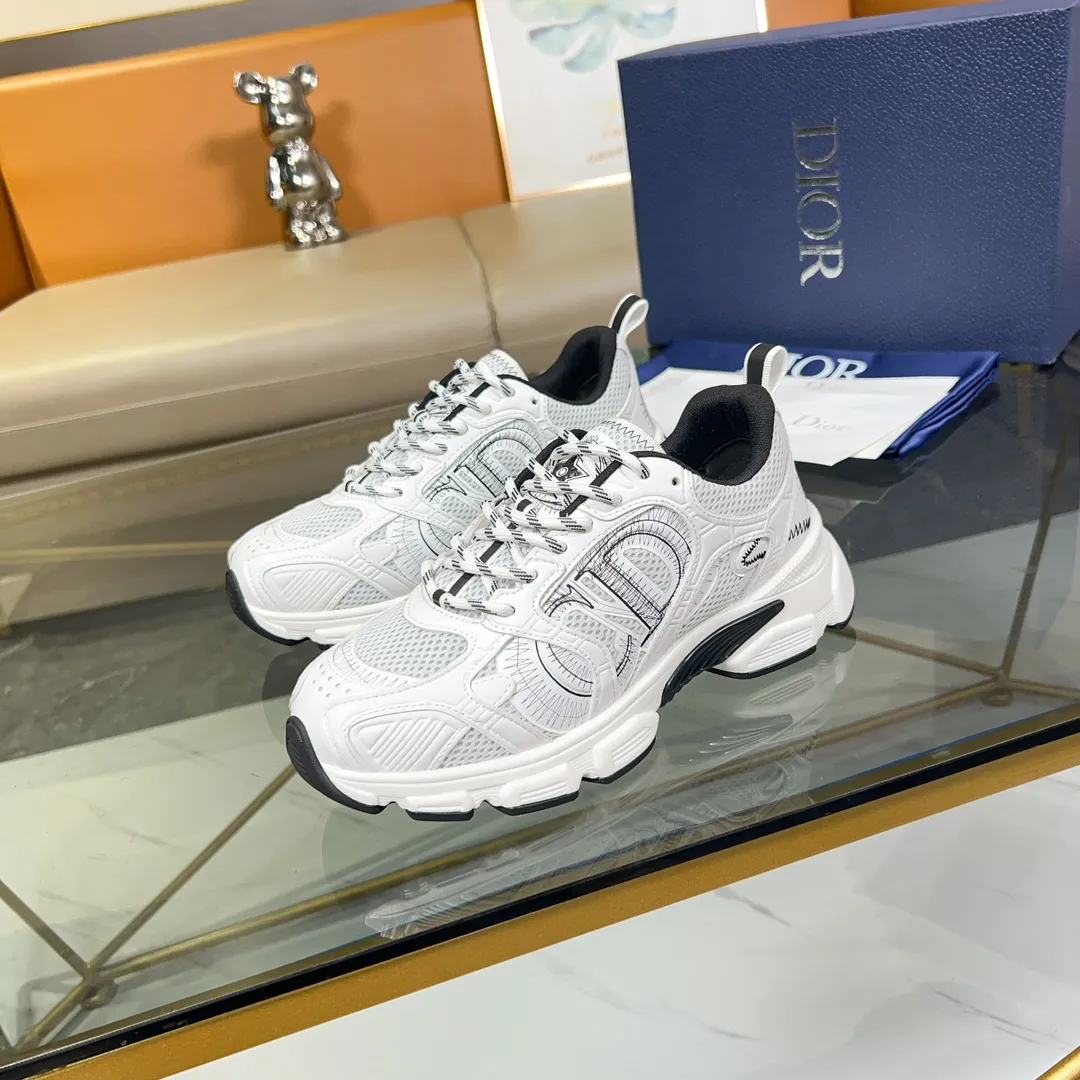 Men's Men's Shoes 💰500 [New Style] 🛠️🛠️Dior-Dior Chrono sneakers are a new product in the 2024 autumn ready-to-wear series, reinterpreting running shoes in Dior's high-end style. Crafted from beige mesh with laminated leather-effect panels in gold and silver tones, it's highlighted by CD logos on the sides, a star patch on the tongue and a Dior logo on the heel. Featuring tri-color laces, a lightweight sole and star embellishments for a casual look for any season. Size: Female size 35-41 (Female size 41 and 42 can be customized) Male size 39-44 (45/46 can be customized) Color: white, pink, gold, silver, black